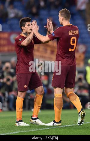 Edin Dzeko di Roma festeggia il quarto gol durante la partita della UEFA Europa League tra Roma e Viktoria Plzen allo Stadio Olimpico di Roma il 24 novembre 2016. Foto Stock