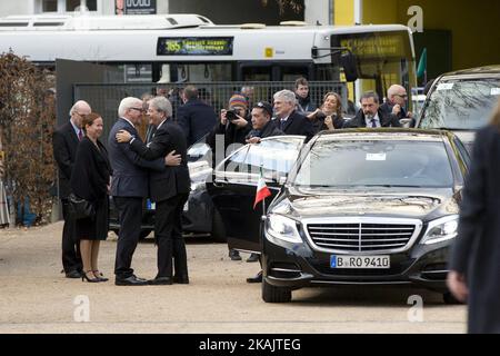 Il ministro degli Esteri tedesco Frank-Walter Steinmeier (3L) saluta il suo omologo italiano Paolo Gentiloni (4L) al suo arrivo al Centro di documentazione sul lavoro forzato nazista a Berlino Schoeneweide (Germania) il 28 novembre 2016. I due Ministri apriranno la mostra permanente "tra due sgabelli: La storia degli internati militari italiani 1943-1945". (Foto di Emmanuele Contini/NurPhoto) *** Please use Credit from Credit Field *** Foto Stock