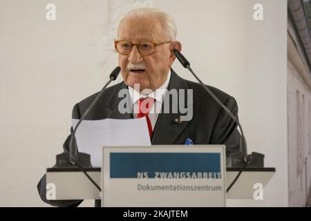 Ex internee nei campi di lavoro tedeschi Michele Motagano parla durante l'apertura della mostra permanente "tra due sgabelli: La storia degli internee militari italiani 1943-1945" presso il Centro di documentazione sul lavoro forzato nazista di Schoeneweide, Germania, il 28 novembre 2016. (Foto di Emmanuele Contini/NurPhoto) *** Please use Credit from Credit Field *** Foto Stock