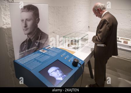 La gente visita il giorno della sua apertura la mostra permanente "tra due sgabelli: La storia degli internati militari italiani 1943-1945" presso il Centro di documentazione sul lavoro forzato nazista a Berlino Schoeneweide, Germania, il 28 novembre 2016. (Foto di Emmanuele Contini/NurPhoto) *** Please use Credit from Credit Field *** Foto Stock