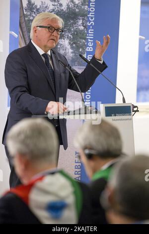 Il Ministro degli esteri tedesco Frank-Walter Steinmeier interviene in occasione dell'apertura della mostra permanente "tra due sgabelli: La storia degli internati militari italiani 1943-1945" presso il Centro di documentazione sul lavoro forzato nazista a Berlino Schoeneweide, in Germania, il 28 novembre 2016. (Foto di Emmanuele Contini/NurPhoto) *** Please use Credit from Credit Field *** Foto Stock