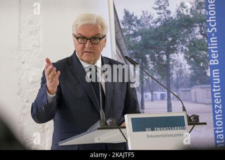 Il Ministro degli esteri tedesco Frank-Walter Steinmeier interviene in occasione dell'apertura della mostra permanente "tra due sgabelli: La storia degli internati militari italiani 1943-1945" presso il Centro di documentazione sul lavoro forzato nazista a Berlino Schoeneweide, in Germania, il 28 novembre 2016. (Foto di Emmanuele Contini/NurPhoto) *** Please use Credit from Credit Field *** Foto Stock