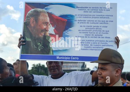 Raul Castro, attuale leader cubano, membri del governo cubano, molti capi di stato e funzionari di tutto il mondo, e centinaia di migliaia di cubani, rendono omaggio a Fidel Castro, ex primo ministro e presidente di Cuba, Che muoiono la tarda notte del 25 novembre 2016, all'età di 90 anni. Martedì 29 novembre 2016, in Piazza della Rivoluzione, l'Avana, Cuba. Foto di Artur Widak *** si prega di utilizzare credito da campo di credito *** Foto Stock