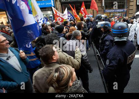 La polizia antisommossa ha cercato di bloccare una marcia tra 700 e 1000 infermieri, vigili del fuoco che dimostrano contro la politica di Marisol Touraine (Ministro della Salute) sulla salute pubblica e più in generale il degrado dei loro servizi pubblici. Dicono anche che le condizioni di lavoro sono cattive e denunciano la mancanza di professionisti della salute negli ospedali pubblici e privati. Tolosa. Francia. Novembre 29th 2016. (Foto di Alain Pitton/NurPhoto) *** Please use Credit from Credit Field *** Foto Stock