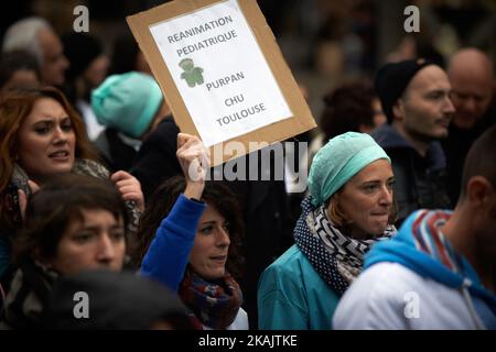 Un cartello con la scritta "rianimazione pediatrica" durante una protesta in cui tra 700 e 1000 infermieri, vigili del fuoco dimostrano contro la politica di Marisol Touraine (Ministro della Sanità) sulla salute pubblica e più in generale il degrado dei loro servizi pubblici. Dicono anche che le condizioni di lavoro sono cattive e denunciano la mancanza di professionisti della salute negli ospedali pubblici e privati. Tolosa. Francia. Novembre 29th 2016. (Foto di Alain Pitton/NurPhoto) *** Please use Credit from Credit Field *** Foto Stock