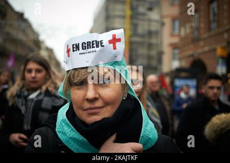 Un'infermiera con una lettura superiore 'su sciopero, cura e grida in su '. Tra 700 e 1000 infermieri, vigili del fuoco dimostrano contro la politica di Marisol Touraine (ministro della Sanità) sulla salute pubblica e più in generale il degrado dei loro servizi pubblici. Dicono anche che le condizioni di lavoro sono cattive e denunciano la mancanza di professionisti della salute negli ospedali pubblici e privati. Tolosa. Francia. Novembre 29th 2016. (Foto di Alain Pitton/NurPhoto) *** Please use Credit from Credit Field *** Foto Stock