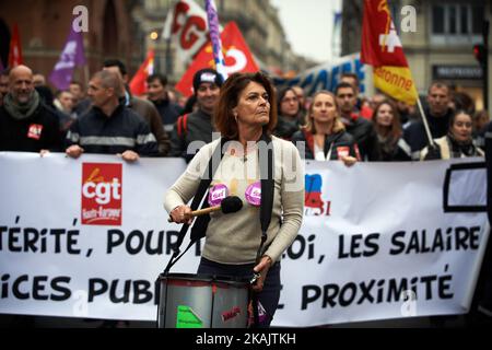 Tra 700 e 1000 infermieri, vigili del fuoco dimostrano contro la politica di Marisol Touraine (ministro della Sanità) sulla salute pubblica e più in generale il degrado dei loro servizi pubblici. Dicono anche che le condizioni di lavoro sono cattive e denunciano la mancanza di professionisti della salute negli ospedali pubblici e privati. Tolosa. Francia. Novembre 29th 2016. (Foto di Alain Pitton/NurPhoto) *** Please use Credit from Credit Field *** Foto Stock