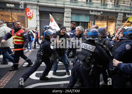 I vigili del fuoco rompono il cordone di polizia tumulto che li blocca. Tra 700 e 1000 infermieri, vigili del fuoco dimostrano contro la politica di Marisol Touraine (ministro della Sanità) sulla salute pubblica e più in generale il degrado dei loro servizi pubblici. Dicono anche che le condizioni di lavoro sono cattive e denunciano la mancanza di professionisti della salute negli ospedali pubblici e privati. Tolosa. Francia. Novembre 29th 2016. (Foto di Alain Pitton/NurPhoto) *** Please use Credit from Credit Field *** Foto Stock