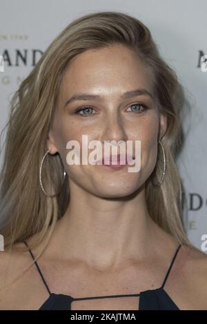 Il modello Bar Refaeli partecipa alla festa Moet & Chandon a Madrid, Spagna, il 29 novembre 2016 (Foto di Oscar Gonzalez/NurPhoto) *** Please use Credit from Credit Field *** Foto Stock