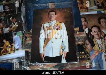 Foto del principe della corona tailandese Maha Vajiralongkorn è esposto in un negozio a Bangkok, Thailandia il 29 novembre 2016. (Foto di Wasawat Lukharang/NurPhoto) *** Please use Credit from Credit Field *** Foto Stock