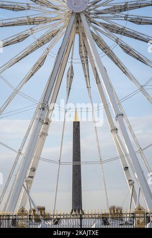 Parigi, la Città della luce è la capitale più visitata del worldÂ il 24 novembre 2016. La città è orgogliosa dei suoi numerosi monumenti (Torre Eiffel, Cattedrale di Notre-Dame, Arco di Trionfo, ...). I turisti possono vedere i monumenti (in foto) anche lungo la riva del fiume della Senna. Il fiume Senna scorre proprio attraverso il cuore di Parigi. (Foto di Julien Mattia/NurPhoto) *** Please use Credit from Credit Field *** Foto Stock