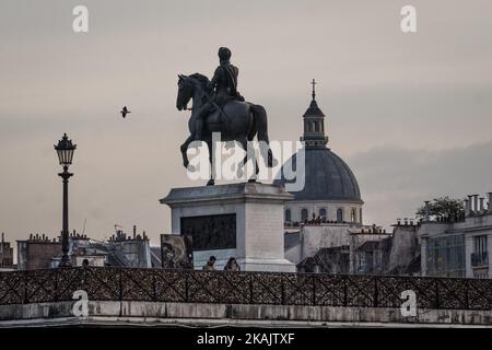 Parigi, la Città della luce è la capitale più visitata del worldÂ il 24 novembre 2016. La città è orgogliosa dei suoi numerosi monumenti (Torre Eiffel, Cattedrale di Notre-Dame, Arco di Trionfo, ...). I turisti possono vedere i monumenti (in foto) anche lungo la riva del fiume della Senna. Il fiume Senna scorre proprio attraverso il cuore di Parigi. (Foto di Julien Mattia/NurPhoto) *** Please use Credit from Credit Field *** Foto Stock