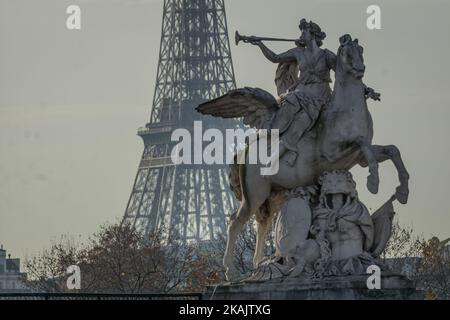 Parigi, la Città della luce è la capitale più visitata del worldÂ il 24 novembre 2016. La città è orgogliosa dei suoi numerosi monumenti (Torre Eiffel, Cattedrale di Notre-Dame, Arco di Trionfo, ...). I turisti possono vedere i monumenti (in foto) anche lungo la riva del fiume della Senna. Il fiume Senna scorre proprio attraverso il cuore di Parigi. (Foto di Julien Mattia/NurPhoto) *** Please use Credit from Credit Field *** Foto Stock