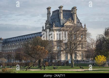 Parigi, la Città della luce è la capitale più visitata del worldÂ il 24 novembre 2016. La città è orgogliosa dei suoi numerosi monumenti (Torre Eiffel, Cattedrale di Notre-Dame, Arco di Trionfo, ...). I turisti possono vedere i monumenti (in foto) anche lungo la riva del fiume della Senna. Il fiume Senna scorre proprio attraverso il cuore di Parigi. (Foto di Julien Mattia/NurPhoto) *** Please use Credit from Credit Field *** Foto Stock