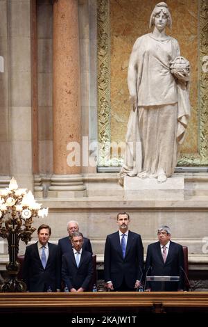 Re Felipe VI di Spagna (2nd R ) accompagnato dal Presidente del Parlamento portoghese Eduardo ferro Rodrigues (R) ascolta gli inni nazionali durante una sessione solenne sul Parlamento portoghese durante il terzo giorno della visita dello Stato reale delle Spagna in Portogallo il 30 novembre 2016. ( Foto di Pedro FiÃƒÂºza/NurPhoto) *** Please use Credit from Credit Field *** Foto Stock