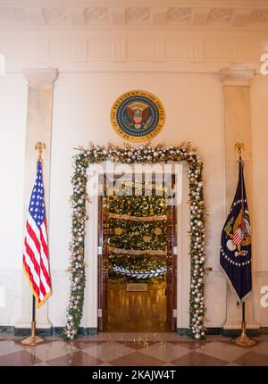 Nel Grand Foyer della Casa Bianca, il 29 novembre 2016, il Garland festivo adorna la porta che si affaccia sulla Sala Blu, dove la Casa Bianca di Natale TreeÂ, un abete Douglas di 19 piedi, è decorata per la festa del 2016 presso la Casa Bianca di Washington, DC. (Foto di Cheriss May/NurPhoto) *** Please use Credit from Credit Field *** Foto Stock