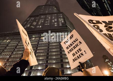 I dimostranti si sono riuniti fuori dal Trump International Hotel and Tower per protestare contro l'imminente presidenza di Donald Trump a Chicago il 1 dicembre 2016. (Foto di Max Herman/NurPhoto) *** Please use Credit from Credit Field *** Foto Stock