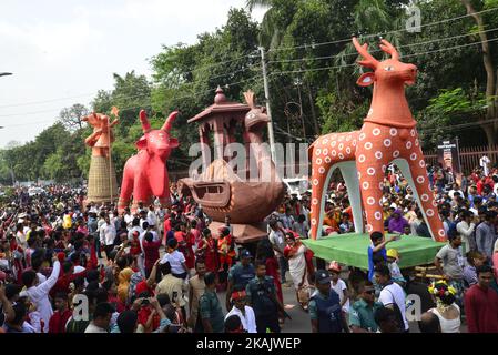 I devoti indù ballano mentre prendono parte ad un festival chiamato Mangal Shobhajatra a Dhaka, Bangladesh, il 14 aprile 2016. Il Ã¢Â€Â˜Mangal ShobhajatraÃ¢Â€Â è stato inserito nella Lista dei Beni culturali immateriali dell'umanità, L'ambasciata del Bangladesh a Parigi ha dichiarato in una dichiarazione del 30 novembre.la dichiarazione dell'ambasciatore M Shahidul Islam ha detto che la decisione è stata presa dalla 11th sessione del comitato intergovernativo sul patrimonio culturale immateriale nella capitale etiope di Addis Abeba.la Facoltà di Arti di Dhaka UniversityÃ¢Â Â organizza la processione ogni anno, Iniziato nei primi 1980s.IT non ha Foto Stock