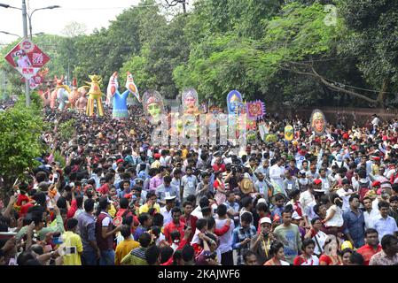 I devoti indù ballano mentre prendono parte ad un festival chiamato Mangal Shobhajatra a Dhaka, Bangladesh, il 14 aprile 2016. Il Ã¢Â€Â˜Mangal ShobhajatraÃ¢Â€Â è stato inserito nella Lista dei Beni culturali immateriali dell'umanità, L'ambasciata del Bangladesh a Parigi ha dichiarato in una dichiarazione del 30 novembre.la dichiarazione dell'ambasciatore M Shahidul Islam ha detto che la decisione è stata presa dalla 11th sessione del comitato intergovernativo sul patrimonio culturale immateriale nella capitale etiope di Addis Abeba.la Facoltà di Arti di Dhaka UniversityÃ¢Â Â organizza la processione ogni anno, Iniziato nei primi 1980s.IT non ha Foto Stock