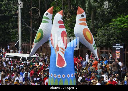 I devoti indù ballano mentre prendono parte ad un festival chiamato Mangal Shobhajatra a Dhaka, Bangladesh, il 14 aprile 2016. Il Ã¢Â€Â˜Mangal ShobhajatraÃ¢Â€Â è stato inserito nella Lista dei Beni culturali immateriali dell'umanità, L'ambasciata del Bangladesh a Parigi ha dichiarato in una dichiarazione del 30 novembre.la dichiarazione dell'ambasciatore M Shahidul Islam ha detto che la decisione è stata presa dalla 11th sessione del comitato intergovernativo sul patrimonio culturale immateriale nella capitale etiope di Addis Abeba.la Facoltà di Arti di Dhaka UniversityÃ¢Â Â organizza la processione ogni anno, Iniziato nei primi 1980s.IT non ha Foto Stock