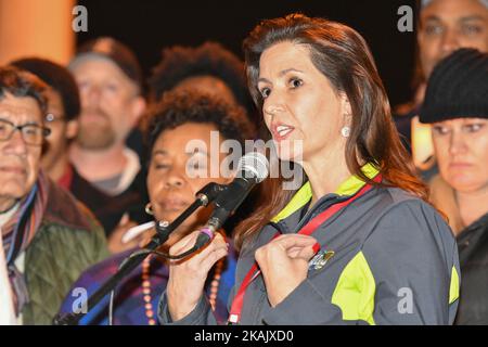 Città di Oakland sindaco Libby Schaaf parla a persone che assistono a una veglia di candela per la memoria delle vittime nel fuoco di magazzino nave fantasma a Lake Merritt Oakland, California il 5 dicembre 2016 . Il bilancio delle vittime nel magazzino di Oakland fuoco è salito Lunedi con più corpi ancora temuto sepolto nelle rovine annerite, e le famiglie ansiosamente atteso parola dei loro cari scomparsi. (Foto di Yichuan Cao/NurPhoto) *** Please use Credit from Credit Field *** Foto Stock