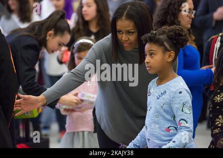 Mercoledì 7 dicembre, presso la Joint base Anacostia-Bolling, la First Lady Michelle Obama ha salutato le famiglie militari e si è unita ai bambini per ordinare i giocattoli per il programma Â “Toys for ReserveÂ TotsÂ” del corpo Marino. Questo è stato l'ottavo anno in cui la signora Obama ha partecipato al programma, la selezione di giocattoli per bambini sotto-privilegiati in tutto il paese. (Foto di Cheriss May/NurPhoto) *** Please use Credit from Credit Field *** Foto Stock