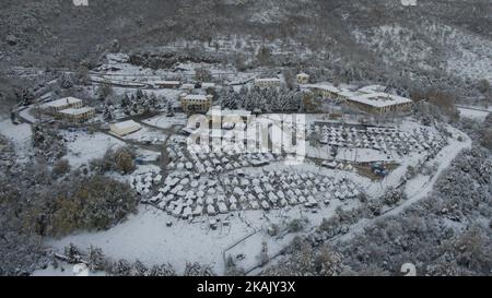 Campo profughi sul monte Olympus, in Grecia, sotto una forte nevicata. Le condizioni di vita diventano peggiori giorno dopo giorno, quando il clima in Grecia si deteriora a causa dell'inverno. Questo campo è gestito dall'esercito con il sostegno dell'UNHCR e delle ONG. (Foto di Nicolas Economou/NurPhoto) *** Please use Credit from Credit Field *** Foto Stock