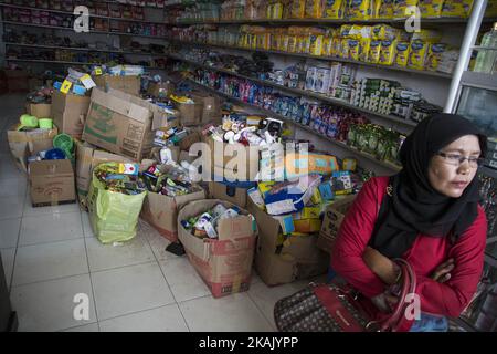 Situazione dopo la matematica del terremoto di terra a Pidie-AcehAceh, Indonesia il 10 dicembre 2016. Alcuni danni stradali pesanti, ricerca indonesiana e squadra di salvataggio ancora lavorando per trovare la vittima del terremoto di terra, e rovinate case dopo il terremoto di terra. Aceh ha colpito con 6,5 terremoto di magnitudine che ha ucciso quasi 100 persone, il governo indonesiano ha applicato la situazione di emergenza di 14th giorni dal primo disastro che ha accaduto. (Foto di Donal Husni/NurPhoto) *** Please use Credit from Credit Field *** Foto Stock