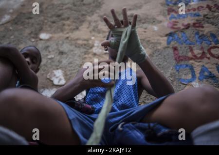 Bambini di boxe a l'Avana, Cuba, il 10 dicembre 2016. In una palestra in rovina, letteralmente collassata, allenate un grande gruppo di bambini dai 9 anni. Gli scolari di uno dei quartieri più depressi dell'Avana che lavorano quotidianamente in uno sport che rappresenta più di una medaglia o di una cintura del mondo, sognano che la boxe possa offrire loro l'opportunità di una vita migliore, Fuggire dall'isola e realizzare i sogni che a Cuba sembrano impossibili. *** Utilizzare il campo credito da credito *** Foto Stock