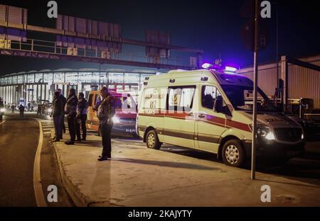 20 poliziotti sono stati feriti in un'azione dinamitardo a Istanbul, in Turchia, il 10 dicembre 2016. 2 bombe sono esplose contro la polizia che lavora accanto allo stadio Besiktas. Un gran numero di ambulanze sono state inviate sulla scena. La scena del crimine è stata chiusa dalla polizia. (Foto di Erhan Demirtas/NurPhoto) *** Please use Credit from Credit Field *** Foto Stock