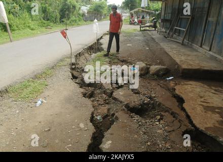 I residenti che passano il tratto di strada danneggiato con un veicolo dopo un forte terremoto il Mercoledì mattina qui a Pidie Jaya, provincia di Aceh, Indonesia, 10 dicembre 2016. Dasril Roszandi (Foto di Dasril Roszandi/NurPhoto) *** Please use Credit from Credit Field *** Foto Stock