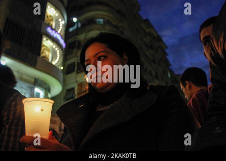 La gente tiene candele durante una veglia per le vittime di un bombardamento domenicale in una cattedrale copta, nel centro del Cairo, Egitto, Mercoledì, 14 dicembre, 2016 venticinque cristiani sono stati uccisi nella principale cattedrale copta della città in quello che è stato uno degli attacchi più letali contro la minoranza religiosa nella memoria recente. La bomba si spegneva mentre i fedeli stavano partecipando alla Messa domenicale in una cappella adiacente alla Cattedrale di San Marco. (Foto di Fayed El-Geziry /NurPhoto) *** Please use Credit from Credit Field *** Foto Stock