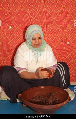 La donna berbera inginocchia la pasta di noci di argan prima di essere pressata per estrarre l'olio alla cooperativa di olio di argan in Marocco, Africa, il 17 dicembre 2016. L'olio di Argan è usato sia per l'alimento che come ingrediente in molti prodotti di bellezza e cosmetici. (Foto di Creative Touch Imaging Ltd./NurPhoto) *** si prega di utilizzare il credito dal campo di credito *** Foto Stock