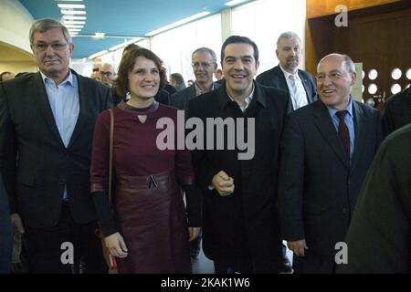 Il primo ministro greco Alexis Tsipras (2R), il politico tedesco Gregor Gysi (Die Linke, R), e i co-leader del partito Die Linke Bernd Riexinger (L) e Katja Kipping (2L) sono raffigurati al 5th° congresso del Partito della sinistra europea a Berlino, in Germania, il 17 dicembre 2016. Il congresso sta trovando luogo dal 16 al 18 dicembre 2016. (Foto di Emmanuele Contini/NurPhoto) *** Please use Credit from Credit Field *** Foto Stock