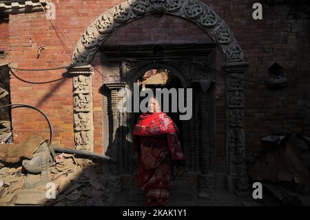 Il devoto nepalese locale è tornato dal tempio dopo aver offerto la puja rituale sul tempio di Bhairab a Taumadi, Bhaktapur, Nepal, sabato 17 dicembre 2016. Bhaktapur è un'antica città della valle di Kathmandu ed è dichiarata patrimonio dell'umanità dall'UNESCO per la sua ricca cultura, i templi e le opere d'arte in legno, metallo e pietra. (Foto di Narayan Maharjan/NurPhoto) *** Please use Credit from Credit Field *** Foto Stock