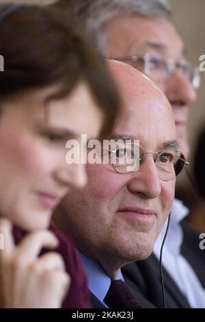 Il politico tedesco Gregor Gysi (Die Linke, C) e i co-leader del partito Die Linke Bernd Riexinger (R) e Katja Kipping (L) sono raffigurati durante il 5th° congresso del Partito della sinistra europea a Berlino, in Germania, il 17 dicembre 2016. Il congresso sta trovando luogo dal 16 al 18 dicembre 2016. (Foto di Emmanuele Contini/NurPhoto) *** Please use Credit from Credit Field *** Foto Stock