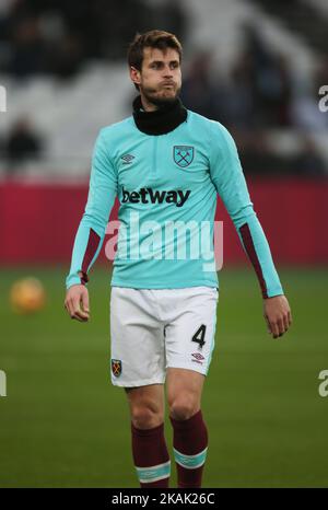 West Ham United's Havard Nordveit durante il warm-up pre-partita durante la partita della Premier League tra West Ham United e Hull City al London Stadium, Queen Elizabeth II Olympic Park, Londra il 17 Dic 2016 (Photo by Kieran Galvin/NurPhoto) *** Please use Credit from Credit Field *** Foto Stock