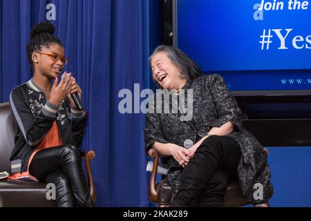 Nel South Court Auditorium dell'Eisenhower Executive Office Building della Casa Bianca di Washington DC, il 16 dicembre 2016, (l-r), 11 anni, Marley Dias, redattore ofÂ MarleyÂ Mag, ELLE Magazine, Parla, come Tina Tchen, Assistente del Presidente, Capo di Stato maggiore della First Lady e Direttore del Consiglio della Casa Bianca sulle Donne e le ragazze, ascolta, come parte del panel: Â“una Poltrona con lezioni ELLE, Leadership e Legacy: Il viaggio verso l'opportunità per allÂ”. (Foto di Cheriss May/NurPhoto) *** Please use Credit from Credit Field *** Foto Stock