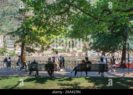 Parco persone estate, vista delle persone nei Giardini del Tempiano Voltiano godendo di un pomeriggio di sole vicino al lago di Como, città di Como, Lombardia, Italia Foto Stock