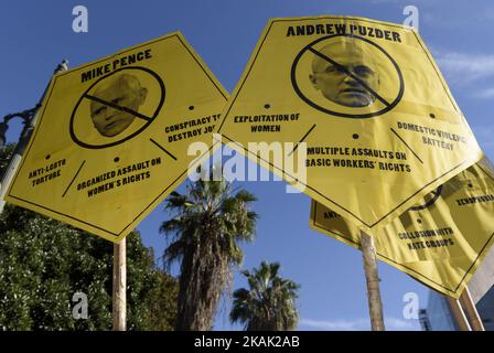 I manifestanti anti anti-Trump danno segnali contro il presidente eletto e contro i membri del suo gabinetto proposti. Los Angeles, California il 17 dicembre 2016. (Foto di Ronen Tivony/NurPhoto) *** Please use Credit from Credit Field *** Foto Stock