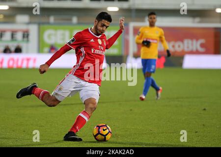 Bendificas ha fatto avanzare Raul Jimenez dal Messico durante la partita della Premier League 2016/17 tra SL Benfica ed Estoril Praia SAD, all'Estadio Antonio Coimbra da Mota di Estoril il 17 dicembre 2016. (Foto di Bruno Barros / DPI / NurPhoto) *** Please use Credit from Credit Field *** Foto Stock