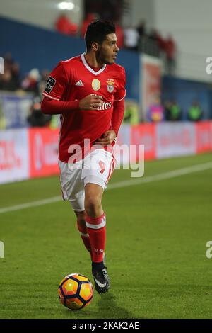 Bendificas ha fatto avanzare Raul Jimenez dal Messico durante la partita della Premier League 2016/17 tra SL Benfica ed Estoril Praia SAD, all'Estadio Antonio Coimbra da Mota di Estoril il 17 dicembre 2016. (Foto di Bruno Barros / DPI / NurPhoto) *** Please use Credit from Credit Field *** Foto Stock