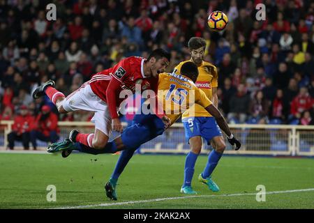 Bendificas ha fatto avanzare Raul Jimenez dal Messico durante la partita della Premier League 2016/17 tra SL Benfica ed Estoril Praia SAD, all'Estadio Antonio Coimbra da Mota di Estoril il 17 dicembre 2016. (Foto di Bruno Barros / DPI / NurPhoto) *** Please use Credit from Credit Field *** Foto Stock