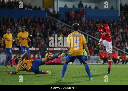Bendificas ha fatto avanzare Raul Jimenez dal Messico (R) durante la partita della Premier League 2016/17 tra SL Benfica ed Estoril Praia SAD, all'Estadio Antonio Coimbra da Mota di Estoril il 17 dicembre 2016. (Foto di Bruno Barros / DPI / NurPhoto) *** Please use Credit from Credit Field *** Foto Stock