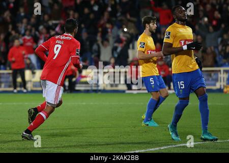 L'andata di Bennicas Raul Jimenez dal Messico celebra il punteggio del gol di Bennicas durante la partita della Premier League 2016/17 tra SL Benfica ed Estoril Praia SAD, all'Estadio Antonio Coimbra da Mota di Estoril il 17 dicembre 2016. (Foto di Bruno Barros / DPI / NurPhoto) *** Please use Credit from Credit Field *** Foto Stock