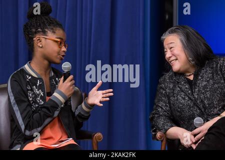 Nel South Court Auditorium dell'Eisenhower Executive Office Building della Casa Bianca di Washington DC, il 16 dicembre 2016, (l-r), 11 anni, Marley Dias, redattore ofÂ MarleyÂ Mag, ELLE Magazine, Parla, come Tina Tchen, Assistente del Presidente, Capo di Stato maggiore della First Lady e Direttore del Consiglio della Casa Bianca sulle Donne e le ragazze, ascolta, come parte del panel: Â“una Poltrona con lezioni ELLE, Leadership e Legacy: Il viaggio verso l'opportunità per allÂ”. (Foto di Cheriss May/NurPhoto) *** Please use Credit from Credit Field *** Foto Stock