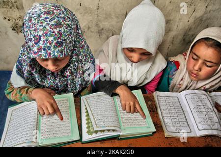 I bambini musulmani studiano il Corano in una Madrasa (scuola religiosa islamica) in un piccolo villaggio vicino alla città di Kargil in Ladakh, Jammu e Kashmir, India il 25 giugno 2014. (Questa immagine ha una versione del modello firmata). (Foto di Creative Touch Imaging Ltd./NurPhoto) *** si prega di utilizzare il credito dal campo di credito *** Foto Stock