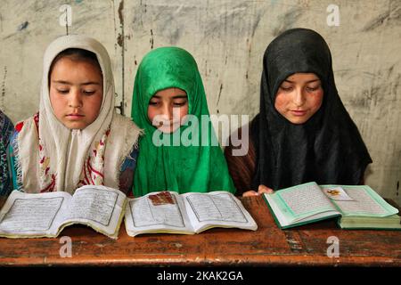 I bambini musulmani studiano il Corano in una Madrasa (scuola religiosa islamica) in un piccolo villaggio vicino alla città di Kargil in Ladakh, Jammu e Kashmir, India il 25 giugno 2014. (Questa immagine ha una versione del modello firmata). (Foto di Creative Touch Imaging Ltd./NurPhoto) *** si prega di utilizzare il credito dal campo di credito *** Foto Stock