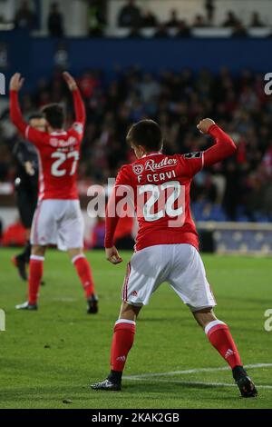 Bendificas Franco Cervi dall'Argentina celebra il gol Bendificas segnato da Bendificas Raul Jimenez dal Messico durante la partita della Premier League 2016/17 tra SL Benfica ed Estoril Praia SAD, all'Estadio Antonio Coimbra da Mota di Estoril il il 17 dicembre 2016. (Foto di Bruno Barros / DPI / NurPhoto) *** Please use Credit from Credit Field *** Foto Stock