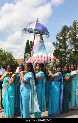 I cattolici tamil partecipano alla processione religiosa durante la Festa di nostra Signora Madu fuori da una Chiesa cattolica in Ontario, Canada, il 20 agosto 2016. In questa processione i devoti portano la Vergine Maria su un palanquin intorno alla chiesa mentre cantano inni religiosi in Tamil. (Foto di Creative Touch Imaging Ltd./NurPhoto) *** si prega di utilizzare il credito dal campo di credito *** Foto Stock